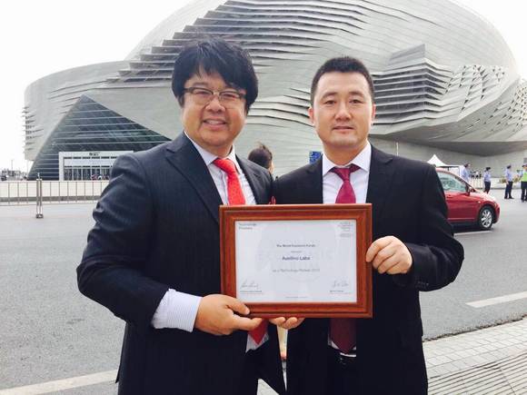 ▲ 이달 9일 주식회사 아벨리노 이 진 대표(左)가 뉴참피언스 연자총회 참석해 '세계경제포럼 테크놀러지 파이오니어 2015'상을 수여 받았다.ⓒ아벨리노