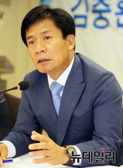 김충환 한국패션산업원장은 10일 아시아포럼21 정책토론회에 참석, 대구는 '파워브랜드' 개발을 통한 토탈패션 산업 개발 방향으로 진행되어야 한다고 주장했다. ⓒ뉴데일리