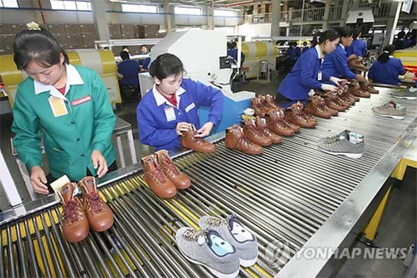 ▲ 개성공단 북한 근로자들의 모습. 기사 내용과는 직접적 관련이 없습니다. ⓒ연합뉴스. 무단전재 및 재배포 금지.