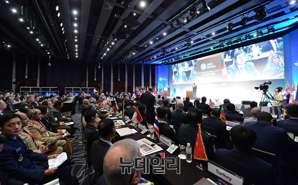 ▲ 10일 서울 웨스틴조선 호텔에서 열린 '종전 70년 분단 70년 : 도전과 희망'이란 주제로 '2015 서울안보대화(SDD: Seoul Defense Dialogue)' 모습.ⓒ뉴데일리 정상윤 사진기자