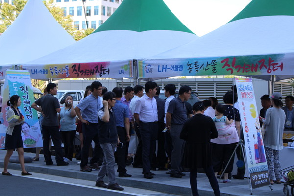 ▲ LH 공사 직원들이 진주 우수농산물을 구입 하고 있다 ⓒ뉴데일리