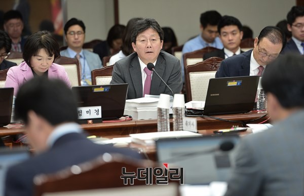 ▲ 10일 오후 국방부 국정감사에서 유승민 새누리당 의원이 질의를 하고 있다.ⓒ뉴데일리 정상윤 사진기자