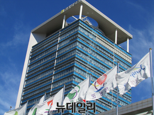 ▲ 8~9일 전라남도 목포 및 무안에서 만난 전남도민들은 박지원 전 원내대표와 새정치민주연합에 대해 복잡한 심경을 드러내면서도, 문재인 대표에 대해서는 강경하게 즉시 사퇴해야 한다는 입장을 밝혔다. 9일 오전 전남 무안의 전남도청 청사 앞에 영광군·함평군 등 관내 시·군들의 깃발이 휘날리고 있다. ⓒ무안(전남)=뉴데일리 정도원 기자