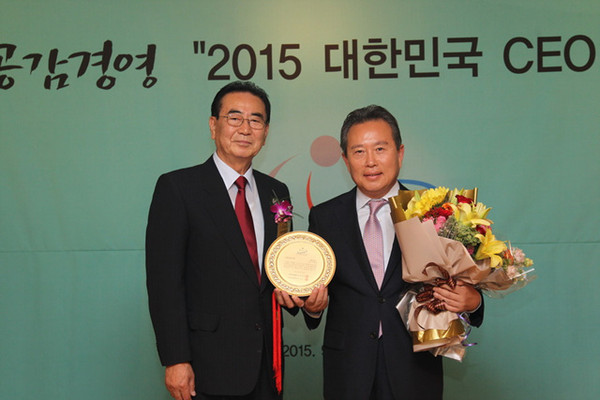 ▲ 이현준 예천군수는 지난 10일 롯데호텔 사파이어볼룸에서 열린 공감경영 ‘2015 대한민국 CEO 대상’ 지역주민공감 자치단체장 부문 대상을 수상했다. ⓒ예천군 제공