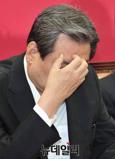 ▲ 새누리당 김무성 대표가 둘째 사위의 마약 투약 사실에 대해 10일 입장을 밝혔다. 그는 이자리에서 딸에게 파혼을 권했지만 딸이 고집해 어쩔수 없었다고 밝혔다. ⓒ뉴데일리 이종현 기자