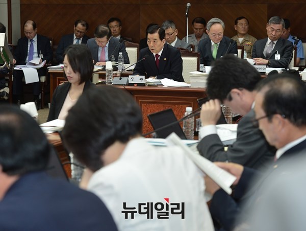 ▲ 국방위 국정감사가 10일 국방부 대회의실에서 열렸다. 사진은 질문에 답하고 있는 한민구 국방장관의 모습. ⓒ뉴데일리 정상윤 기자