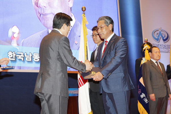 ▲ 한국남동발전 허 엽 사장이 대통령 표창을 수상하고 있다 ⓒ뉴데일리