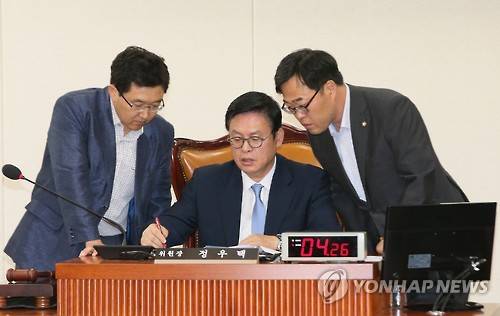 ▲ 정우택 정무위원장(가운데), 김용태 여당 간사(왼쪽), 김기식 야당 간사가 3일 국회 정무위원회 전체회의에서 국정감사 증인·참고인에 대해 논의하고 있다. ⓒ 연합뉴스