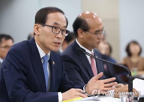 ▲ 윤성규 환경부 장관이 10일 정부세종청사에서 열린 국회 환경노동위원회의 환경부 국정감사에서 설악산 오색 케이블카 사업에 대해 답변하고 있다.ⓒ연합뉴스