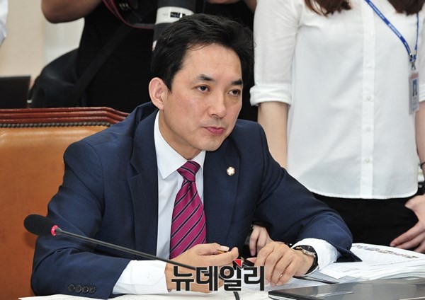 ▲ 새누리당 박민식 의원이 지난 10일 〈MBC〉의 박주신씨 병역비리 의혹 보도에 대해 편파적인 보도가 아니라는 입장을 밝혔다. ⓒ뉴데일리 이종현 기자
