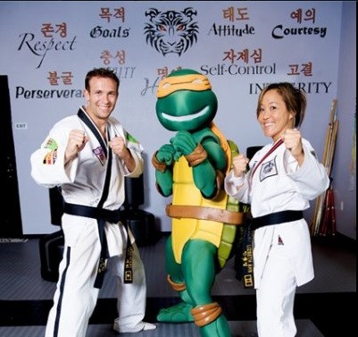 ▲ 태권도 정신목표 플래카드 앞에서 포즈를 취한 태권도 부부. 남편 샨 베리와 아내 엘리자벳 안.