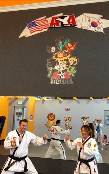 ▲ 도장 수련장 벽엔 미국기와 태극기로 장식된 ATA 대형로고가 붙어있다.