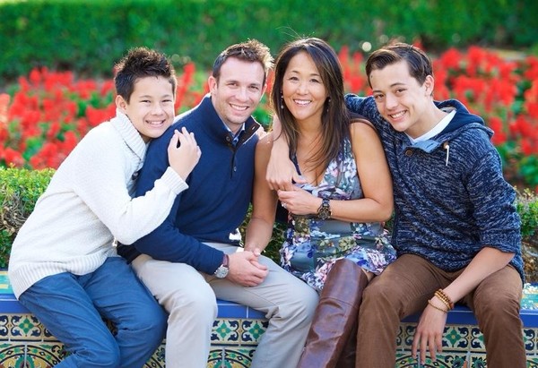 ▲ 태권도 챔피언 가족, 왼쪽부터 작은 아들 타일러(태호) 아버지 샨 베리, 어머니 엘리자벳 안, 큰 아들 라이언(준호). 한국이름을 더 좋아한다는 태호는 태권도 1단으로 게임 광고 모델로 활약하는 인기스타이기도 하다.