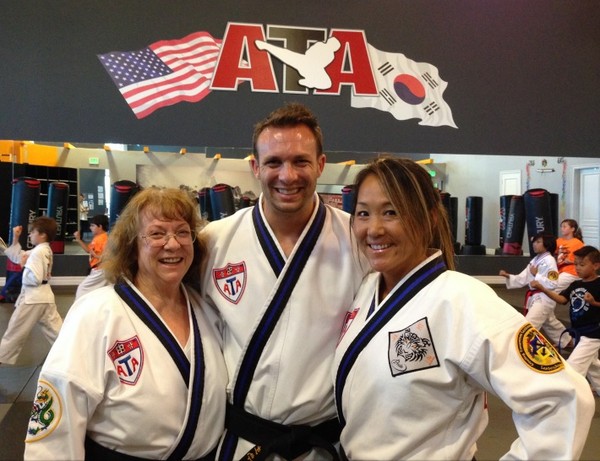 ▲ 오른쪽부터 교장 엘리자벳 안, 마스터 사범 남편 샨 베리, 시어머니 베리여사.