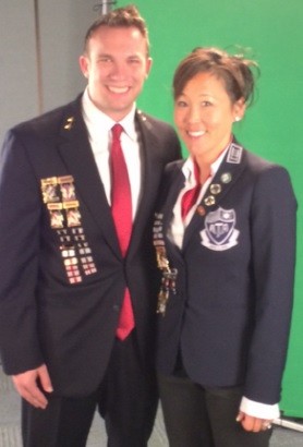 ▲ 챔피언 메달을 단 정장차림 부부. 4차례 이상씩 월드 챔피언에 오른 태권도 제왕부부.