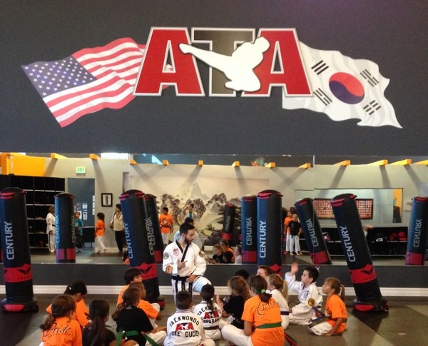 ▲ '프라이드 마셜 아츠' 도장에서 오후마다 열리는 '방과후 학교'에 모인 어린이들.