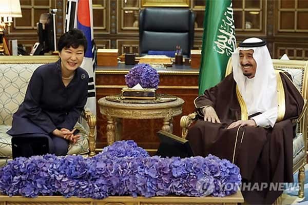 ▲ 지난 3월 초 사우디아라비아를 방문해 압둘 아지즈 국왕과 회담 중인 박근혜 대통령. 이 자리에서 스마트 원전 수출이 이뤄졌다.ⓒ연합뉴스. 무단전재 및 재배포 금지.