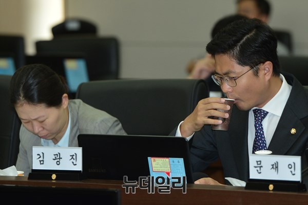 ▲ 새정치민주연합 권은희 의원(왼쪽)과 김광진 의원의 모습. ⓒ뉴데일리 정상윤 기자