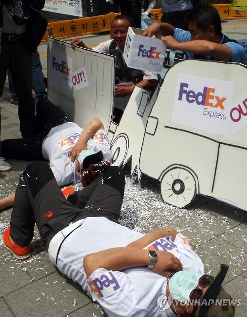 ▲ 지난 6월 서울 마포구 합정동 페덱스코리아 앞에서 '탄저균 불법 반입 페덱스 규탄 기자회견' 참가자들이 탄저균의 위험성을 알리는 퍼포먼스를 하고 있다.ⓒ연합뉴스