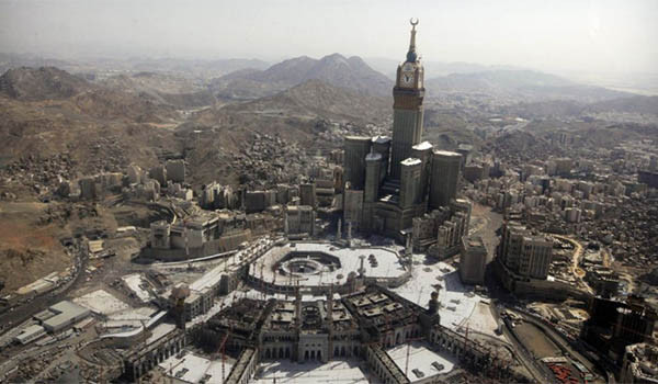 ▲ 현재 확장 공사를 진행 중인 사우디아라비아 메카의 그랜드 모스크. 아래 쪽 모스크 주변에 타워크레인이 보인다. ⓒ타임 오브 이스라엘 보도화면 캡쳐