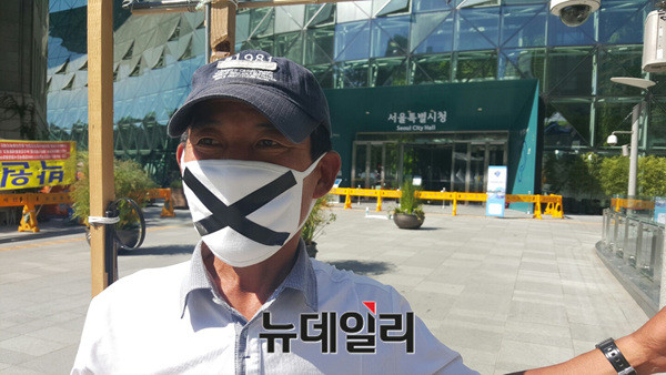 ▲ '침묵시위'에 나서고 있는 시민 주종득씨.  ⓒ뉴데일리 유경표 기자