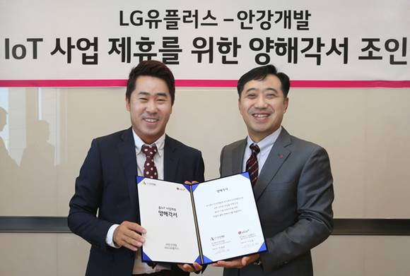 ▲ LG유플러스 안성준 컨버지드홈사업부장(오른쪽)과 ㈜안강개발 안재홍 대표(왼쪽)가 홈 IoT 오피스텔 구축을 위한 양해각서를 체결하고 있는 모습.ⓒLG유플러스