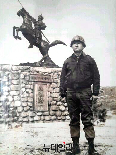 ▲ 박정인 장군이 백골부대라 불리는 3사단장 재직중인 1972년, 사단정문 앞 을지동상 앞에서 기념사진 촬영 모습. ⓒ박홍건