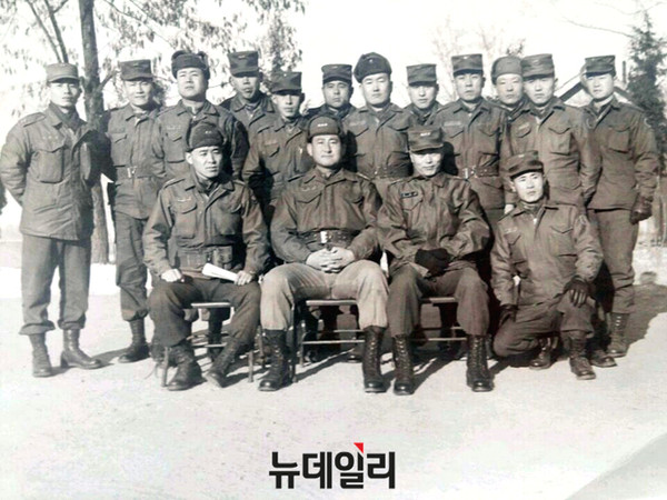 ▲ 박정인 장군이 2사단 31연대장으로 복무할 때 부하들과 찍은 단체사진의 모습. 사진 속 박 장군의 표정을 통해 박 장군의 평상시 성격이 어땠는지를 가늠할 수 있다. ⓒ박홍건