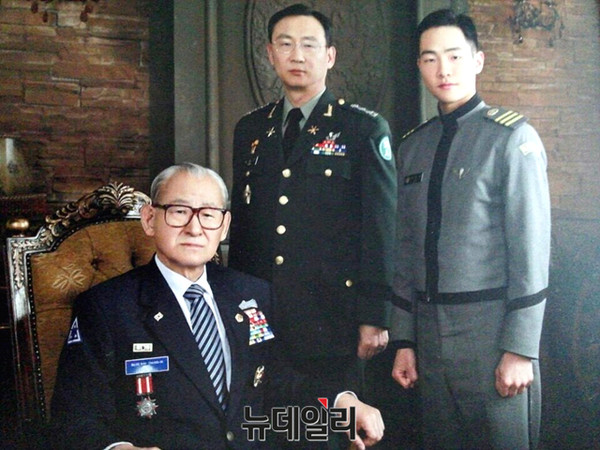 ▲ 박정인 장군(왼쪽·육사 6기)과 아들 박홍건 예비역 대령(가운데·육사 31기), 손자 박선욱 대위(오른쪽·육사 64기)의 모습. ⓒ박홍건