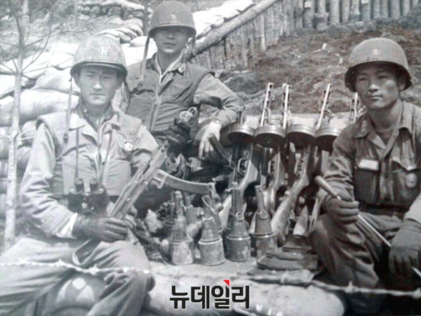 ▲ 박정인 장군(왼쪽)이 6.25전쟁 당시 대대장으로 노획한 적의 무기 앞에서 사진을 찍고 있다. ⓒ박홍건
