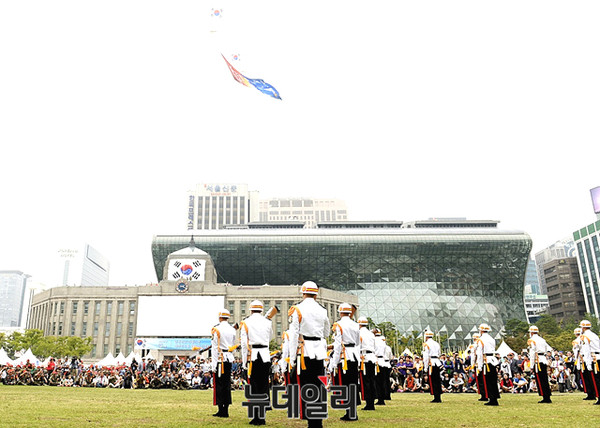 ▲ 지난해 열린 서울수복 기념행사에서 시범공연을 보이고 있는 해병대 의장대의 모습. ⓒ해병대사령부
