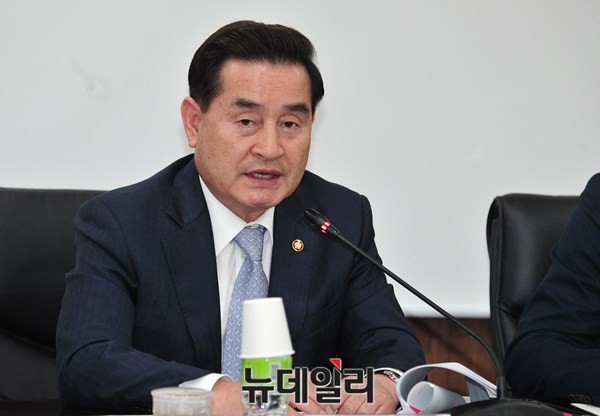 ▲ 전남 무안·신안 지역구 국회의원인 새정치민주연합 이윤석 의원이 11일 중앙선관위 관악청사에서 열린 선거구획정위 전체회의에 출석해 비례대표 의석을 과감히 줄이고 지역구 의석을 늘려 농어촌의 지역대표성을 유지할 것을 호소하고 있다. ⓒ뉴데일리 이종현 기자