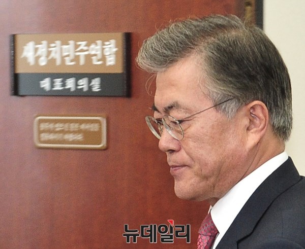 ▲ 여야를 막론한 정치권과 함께 각 지방에서도 비례대표를 줄이고 지역구 의석 수를 늘려 지역대표성을 지키는 게 맞다는 여론이 광범위하게 확산되고 있음에도, 국민들은 관심도 없는 재신임 놀음에 빠져 있는 새정치민주연합 문재인 대표가 이를 외면하고 비례대표 의원 정수 유지를 고집해 사태 해결을 어렵게 만들고 있다는 지적이다. ⓒ뉴데일리 이종현 기자