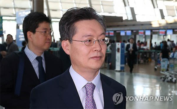 ▲ 지난 13일, 미국으로 출국하는 황준국 외교부 한반도평화교섭본부장의 모습. ⓒ연합뉴스. 무단전재 및 재배포 금지.