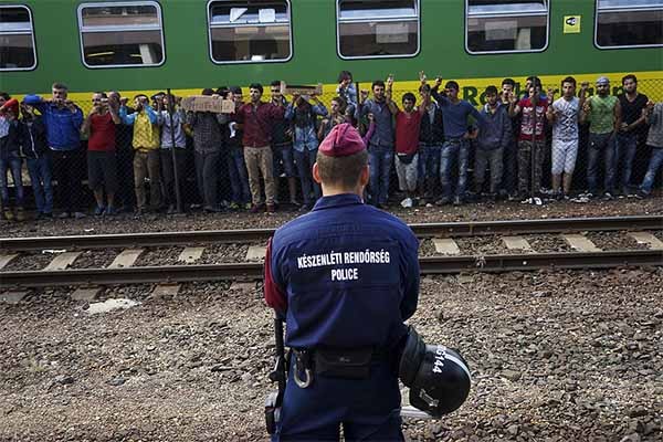 ▲ 지난 9월 4일 헝가리 부다페스트의 한 열차역에서 시위를 벌이는 시리아 난민들. ⓒ위키피디아 공개사진