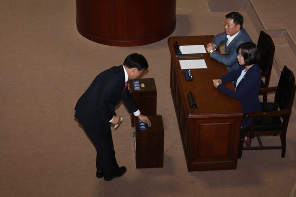 ▲ 천효운 의원이 의장직 재 선출에 투표하고 있다
