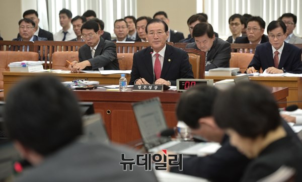 ▲ 박창명 병무청장이14일 국회에서 열린 병무청 국정감사에서 국방위원들의 질의를 듣고 있다. ⓒ뉴데일리 정상윤 기자