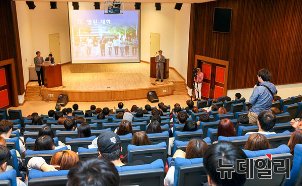 ▲ 노석균 영남대총장이 대학의 역사를 비롯해 다양한 성과와 정책에 대해 학생들과 함께 간담회를 가졌다ⓒ영남대 제공