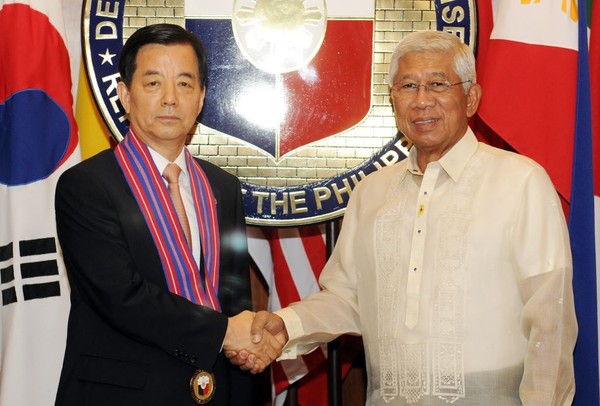 ▲ 4일 오전에 볼테르 가즈민(Voltaire Gazmin) 필리핀 국방장관과 회담을 갖고 기념촬영을 하고 있다.ⓒ국방부
