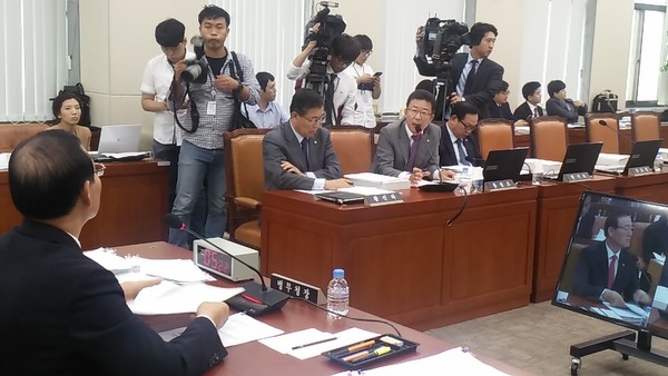 ▲ 새누리당 홍철호 의원은 14일 병무청 국정감사에 참석해 박창명 병무청장을 향해 "군 입영 적체 현상을 막을 계획이 미흡했다"고 질타했다. ⓒ홍철호 의원실 제공