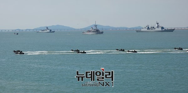 ▲ 15일 인천상륙을 위해 한미 해병대가 IBS를 타고 이동중이다.ⓒ뉴데일리 정상윤기자