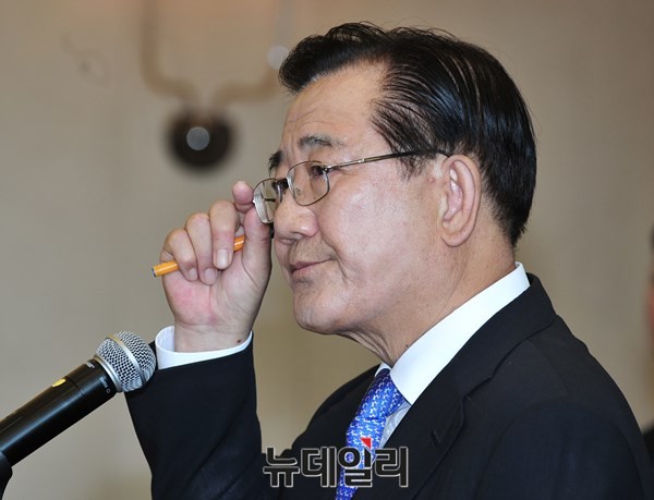 ▲ 박준영 전 전남도지사가 15일 오전 서울 여의도 국민일보사옥 컨벤션홀에서 신민당 창당을 선언한 뒤, 취재진과 문답을 주고받고 있다. ⓒ뉴데일리 이종현 기자