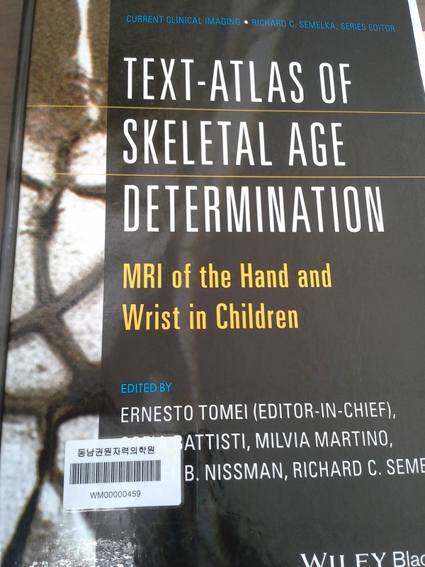 ▲ 최대집 의료혁신투쟁위 공동대표가 제시한 영상의학 교과서 ‘TEXT-ATLAS OF SKELETON AGE DETERMINATION : MRI of the Hand and Wrist in Children’ 표지. 최대집 대표는 위 교과서를 토대로, 국제축구연맹(FIFA)이 청소년 축구대회 출전 선수들의 연령대 판별을 위해, 선수들의 손을 찍은 MRI 골수신호강도를 사용한다고 설명했다. ⓒ 뉴데일리DB