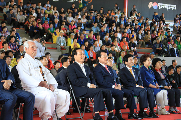 ▲ 의성군은 지난 14일 ‘실크로드 경주 2015 의성군 문화의 날’ 행사를 경주세계문화엑스포공원 백결공연장에서 열었다. ⓒ의성군 제공