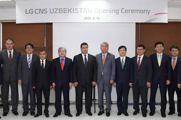▲ LG CNS 우즈벡 개소식에 참석한 LG CNS와 우즈베키스탄 정보통신기술개발부의 주요 인사들이 합작법인의 성공을 다짐하고 있다. ⓒLG CNS
