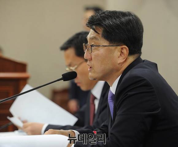 ▲ 진웅섭 금융감독원장은 은행과 카드사와 협의해 출금시간으로 인해 연체되는 소비자 피해를 줄이겠다고 답했다. ⓒ뉴데일리