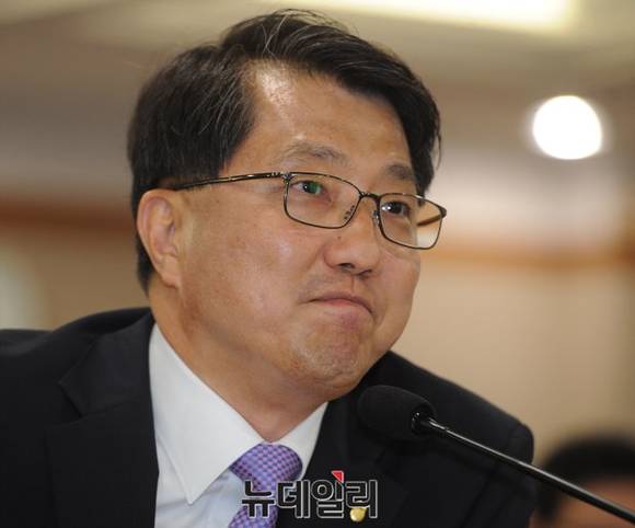 ▲ 진웅섭 금융감독원장은 공공밴 설립을 통한 IC단말기 설치 확대에 대한 확답을 하지 않았다.ⓒ뉴데일리