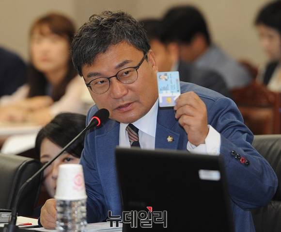 ▲ 진웅섭 금융감독원장은 공공밴 설립을 통한 IC단말기 설치 확대에 대한 확답을 하지 않았다.ⓒ뉴데일리