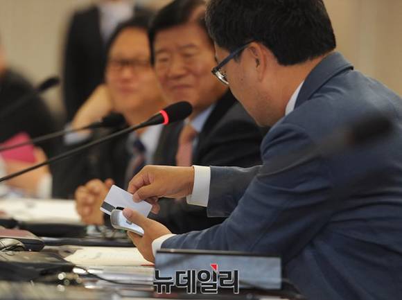 ▲ 진웅섭 금융감독원장은 공공밴 설립을 통한 IC단말기 설치 확대에 대한 확답을 하지 않았다.ⓒ뉴데일리