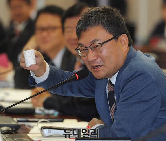 ▲ 국감장에서 단말기를 통해 마그네틱 신용카드 복제되는 과정을 직접 시현하며 얼마나 쉽게 복제 되는지 보여주기도 했다. ⓒ뉴데일리